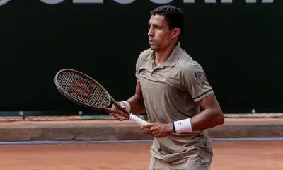 Na imagem, Thiago Monteiro se preparando para rebater a bolinha com sua raquete.