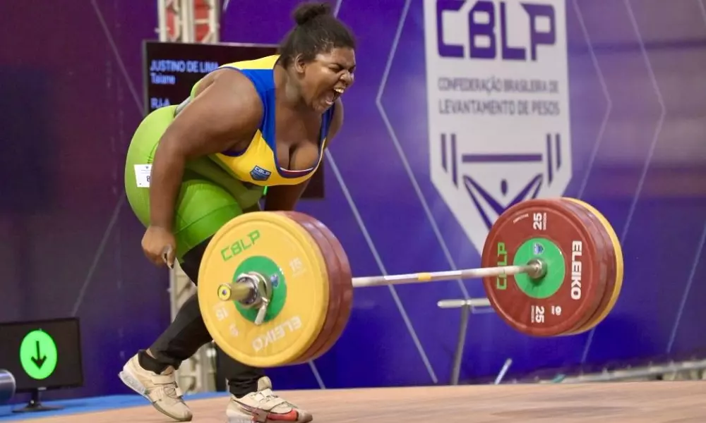Taiane Justino fazendo história no Campeonato Brasileiro de Levantamento de Pesos