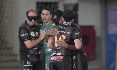 Jogadores da AGAFUC se abraçam na comemoração do gol de Ricardinho pela Liga Nacional, que aparece de costas para a imagem