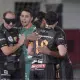 Jogadores da AGAFUC se abraçam na comemoração do gol de Ricardinho pela Liga Nacional, que aparece de costas para a imagem
