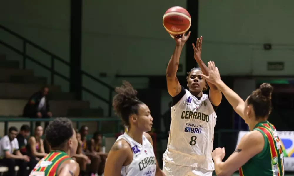 Jogadora do Cerrado Basquete arremessa a bola em partida contra o Sampaio Basquete na LBF