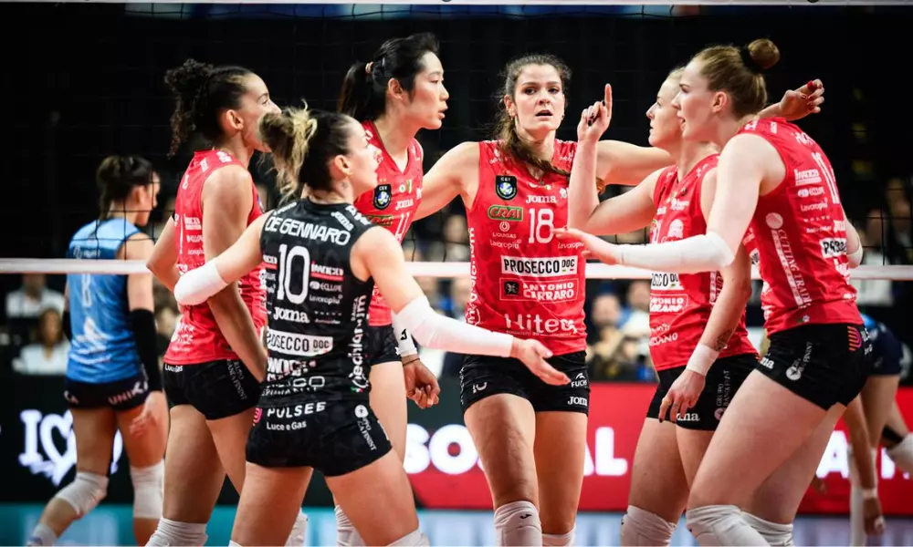 Jogadoras do Conegliano comemoram ponto contra o Milano na semifinal da Champions League de vôlei feminino
