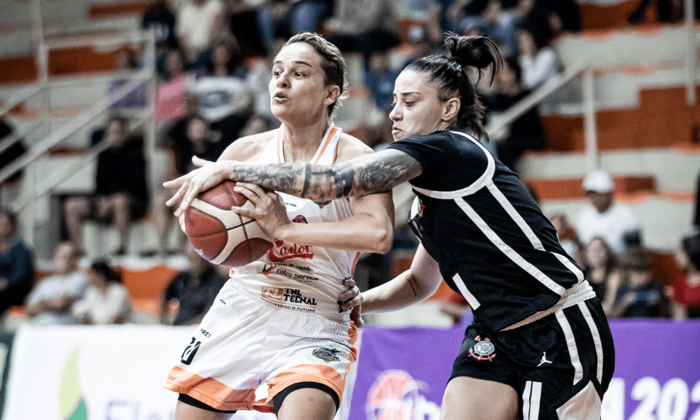 Jogadoras de Corinthians e Ourinhos disputam a bola em partida da LBF