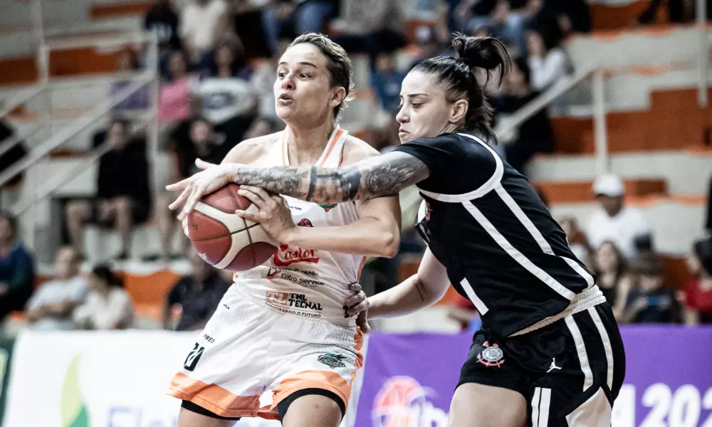 Jogadoras de Corinthians e Ourinhos disputam a bola em partida da LBF