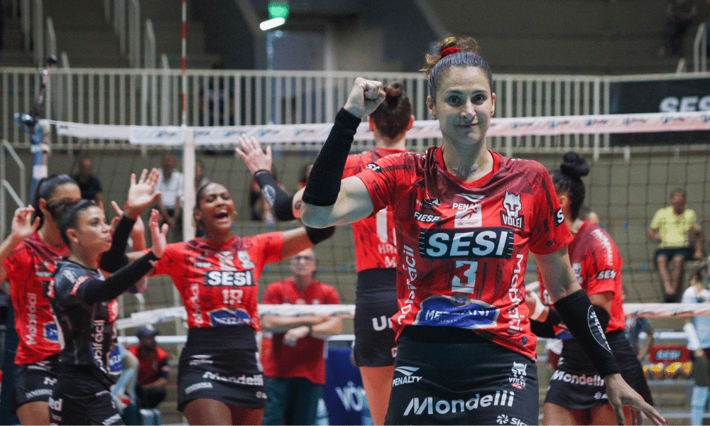 Dani Lins em quadra pelo Sesi Bauru na Superliga Feminina de vôlei