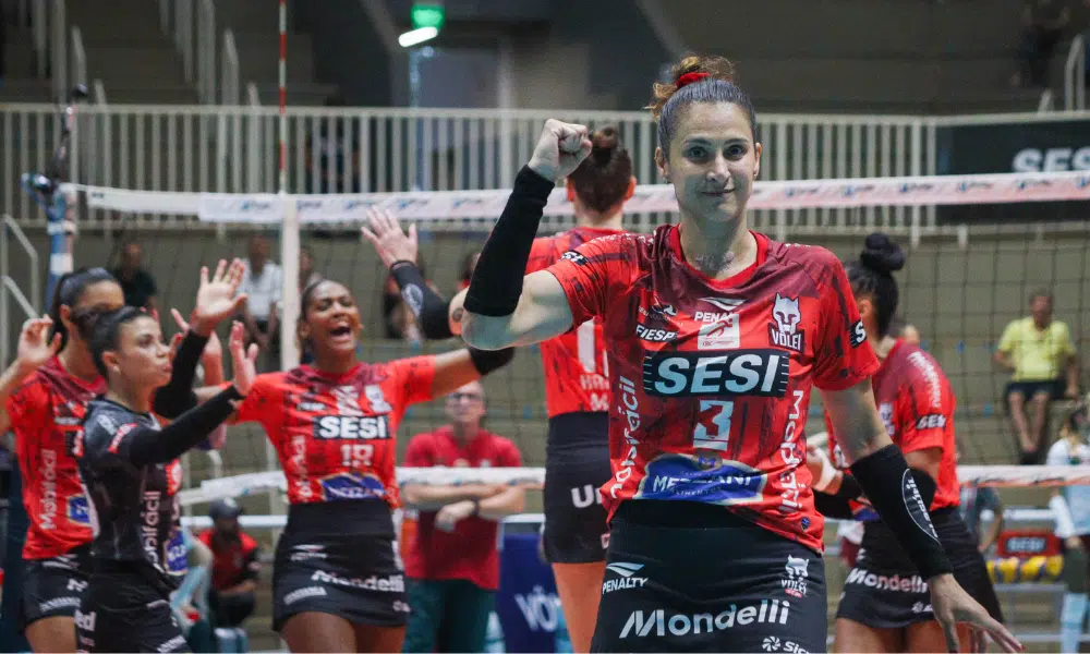 Dani Lins em quadra pelo Sesi Bauru na Superliga Feminina de vôlei