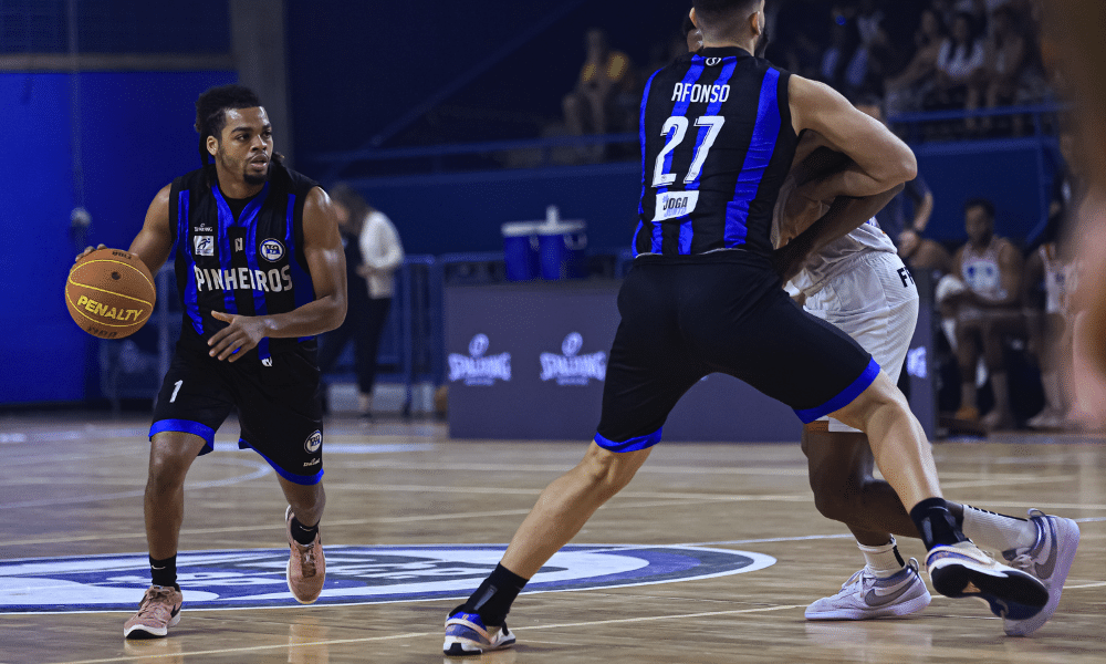 David Sloan em quadra pelo Pinheiros contra o Sesi Franca nas quartas de final do NBB