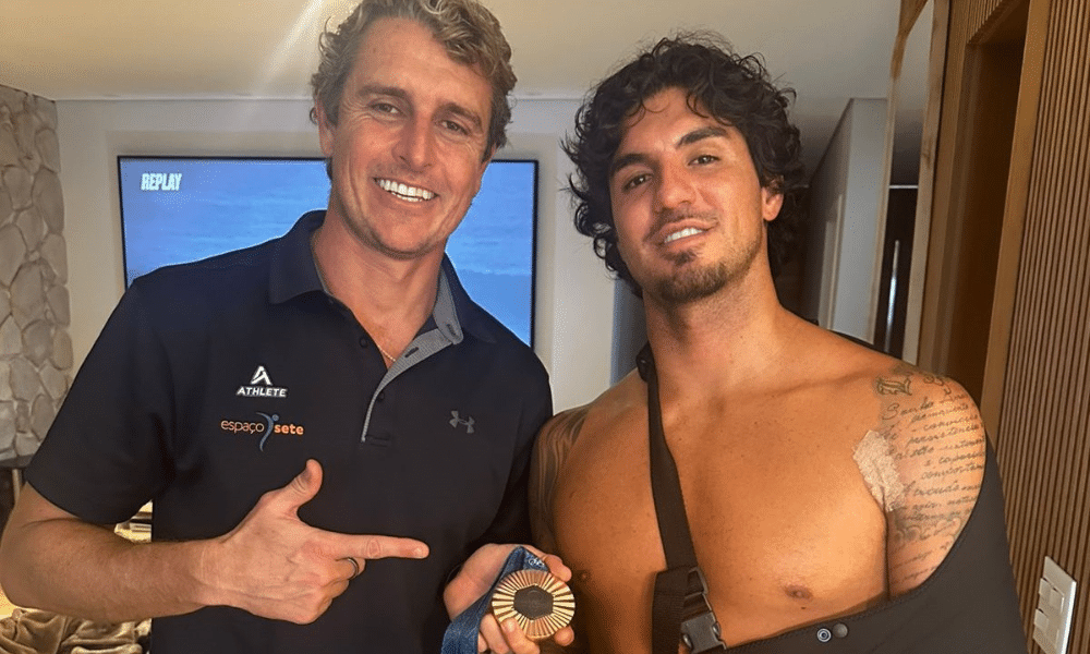 Fisioterapeuta Alexander Rehder e Gabriel Medina posam para foto com a medalha olímpica