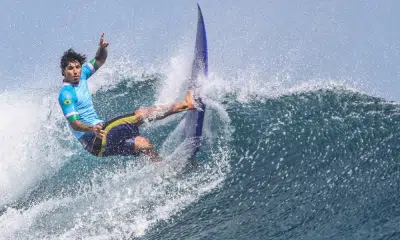 Gabriel Medina surfa nas ondas de Teahupo'o - WSL