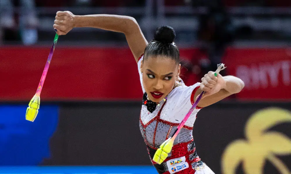 Geovanna Santos se apresenta com as maças no Gdynia Rhythmic Stars