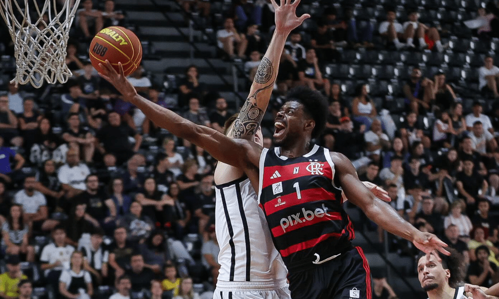 Gui Deodato faz bandeja no jogo entre Flamengo e Corinthians nas quartas de final do NBB