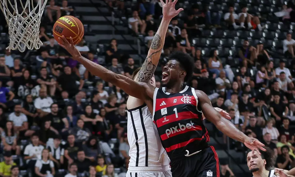 Gui Deodato faz bandeja no jogo entre Flamengo e Corinthians nas quartas de final do NBB