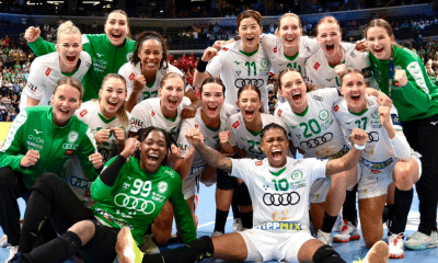 Bruna de Paula e colegas do Gyori comemoram vitória na semifinal da Champions League de handebol