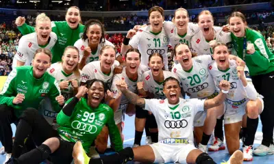 Bruna de Paula e colegas do Gyori comemoram vitória na semifinal da Champions League de handebol