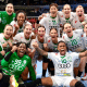 Bruna de Paula e colegas do Gyori comemoram vitória na semifinal da Champions League de handebol