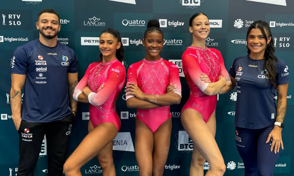 Gabriela Bouças, Julia Coutinho e Gabriela Barbosa com os técnicos Walmy Júnior e Rafaela Garcia na Copa do Mundo de ginástica artística em Koper na Eslovênia