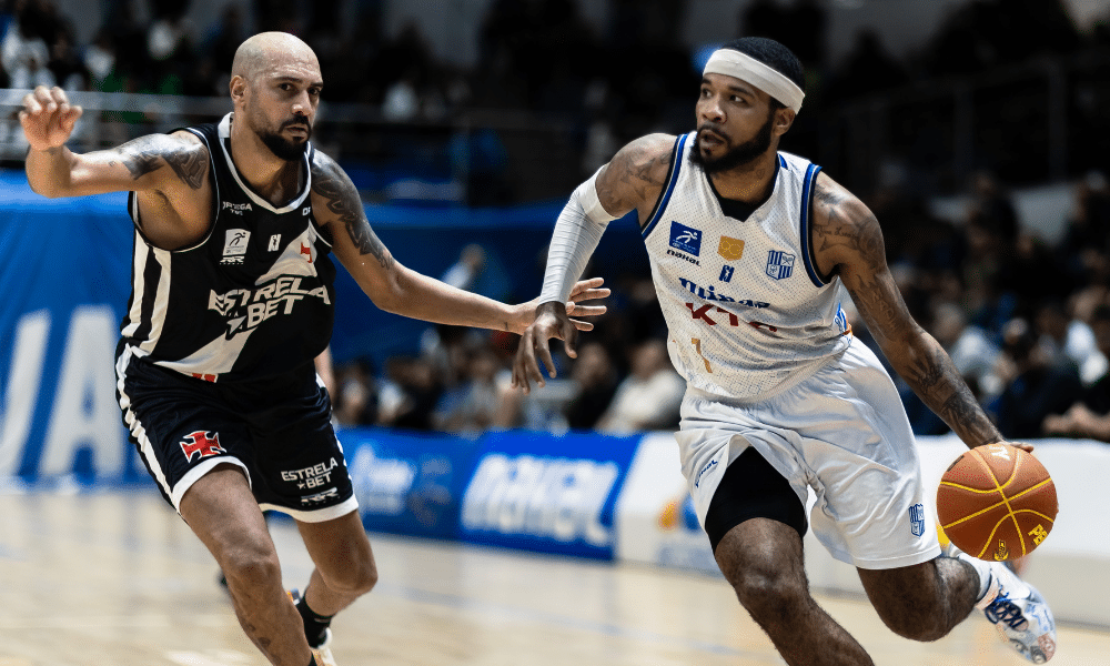 Marquinhos e Hollowell disputam bola no jogo entre Minas e Vasco no Novo Basquete Brasil
