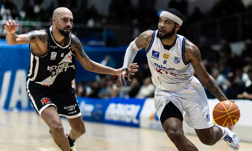 Marquinhos e Hollowell disputam bola no jogo entre Minas e Vasco no Novo Basquete Brasil