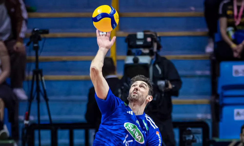 Lucão saca no jogo entre Sada Cruzeiro e Vôlei Renata na Superliga Masculina