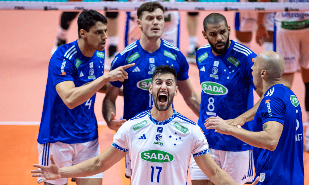 Jogadores do Sada Cruzeiro comemoram ponto contra o Vôlei Renata na final da Superliga