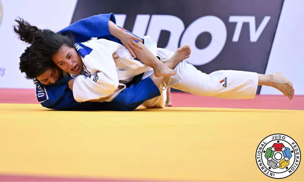 Shirlen Nascimento tenta imobilizar adversária no Grand Slam do Cazaquistão