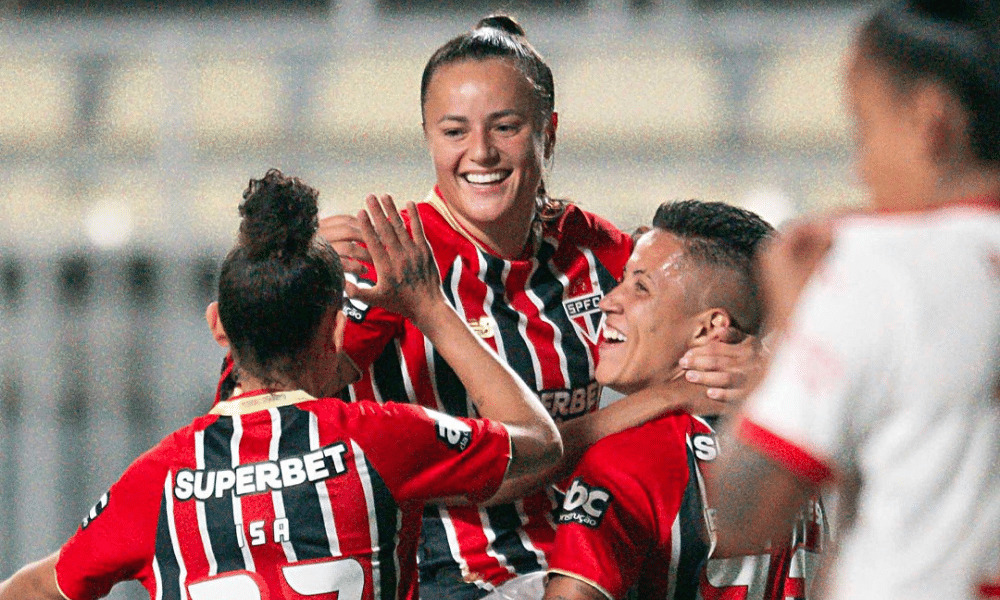 Jogadoras do São Paulo comemoram gol contra o Red Bull Bragantino em jogo do Paulistão Feminino