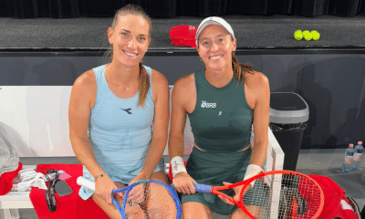 Timea Babos e Luisa Stefani sentadas no banco em quadra do WTA 500 de Estrasburgo