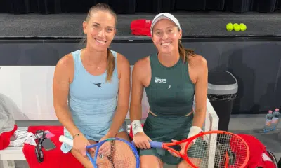 Timea Babos e Luisa Stefani sentadas no banco em quadra do WTA 500 de Estrasburgo