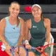 Timea Babos e Luisa Stefani sentadas no banco em quadra do WTA 500 de Estrasburgo