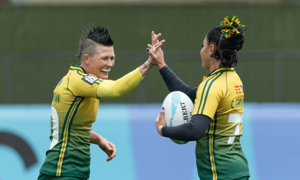 Raquel Kochhann comemora try das Yaras no Circuito Mundial de rugby sevenes