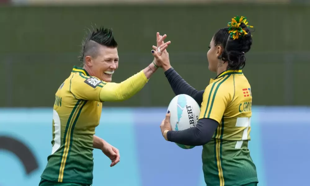 Raquel Kochhann comemora try das Yaras no Circuito Mundial de rugby sevenes