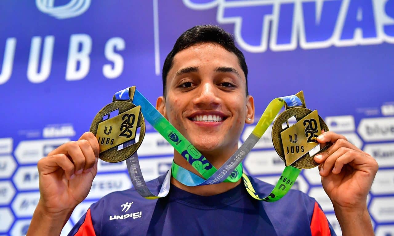 Breno Carvalho com as medalhas de ouro no salto em distância e revezamento 4x100m pelo JUBs - Foto: Saulo Cruz/CBDU