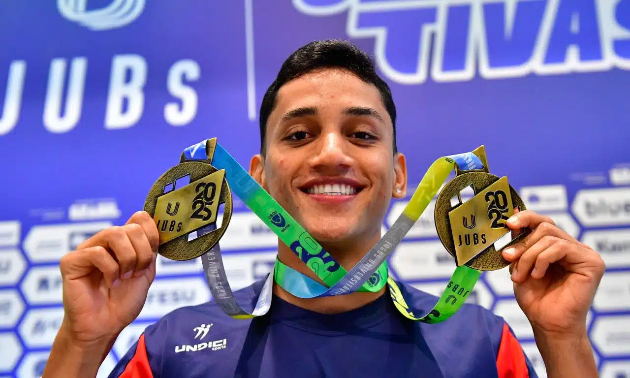 Breno Carvalho com as medalhas de ouro no salto em distância e revezamento 4x100m pelo JUBs - Foto: Saulo Cruz/CBDU