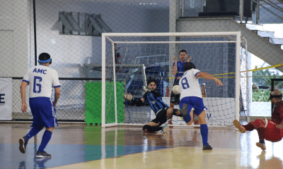 Momento da finalização de Daniel Iturria que resultou no gol da ADEF na semifinal. O atleta está bem no canto direito da imagem, quase caindo após o chute, enquanto a bola se aproxima do goleiro da AMC antes de entrar