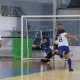 Momento da finalização de Daniel Iturria que resultou no gol da ADEF na semifinal. O atleta está bem no canto direito da imagem, quase caindo após o chute, enquanto a bola se aproxima do goleiro da AMC antes de entrar