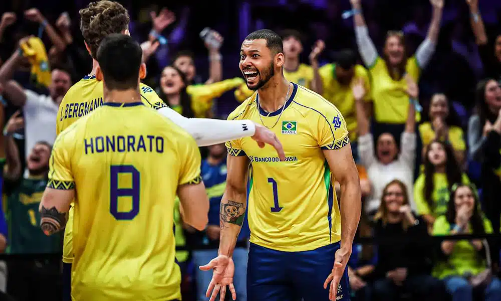 Na imagem, Alan comemorando ponto com companheiros da Seleção contra a Ucrânia.