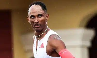 Na imagem, Alison dos Santos olhando para verificar o resultado da prova.