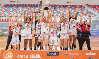 Na imagem, equipe de Araraquara levantando o troféu de campeão da Copa LBF 2025.