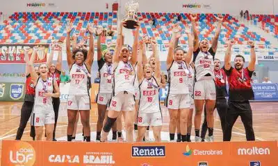 Na imagem, equipe de Araraquara levantando o troféu de campeão da Copa LBF 2025.
