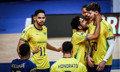 VNL: Jogadores do Brasil comemoram ponto contra a Eslovênia na Liga das Nações