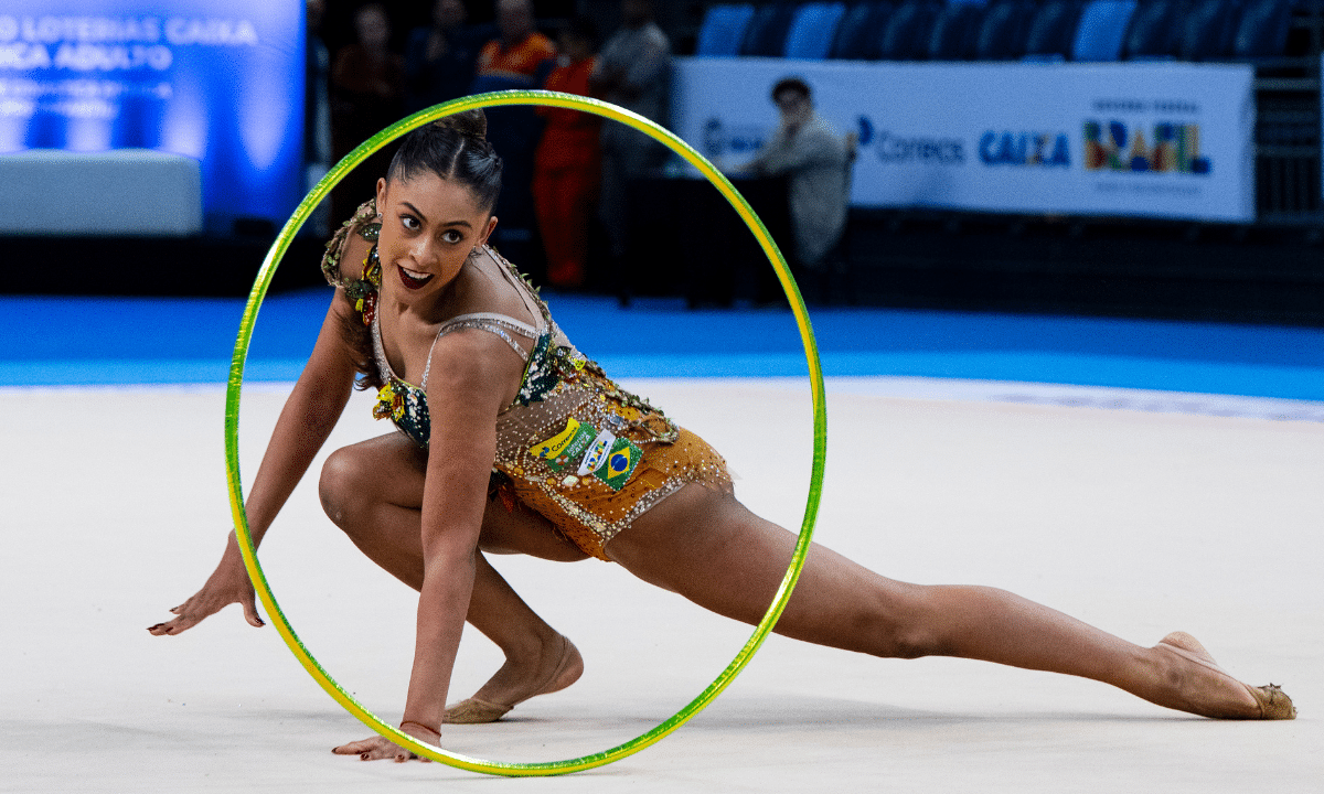 Barbara Domingos durante sua apresentação com o arco no Campeonato Brasileiro de Ginástica Rítmica – Foto: MeloGym/CBG