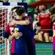 Na imagem, jogadores do Barcelona se consolando após a derrota.