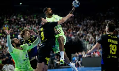 Barcelona e Nantes durante a Champions League de handebol