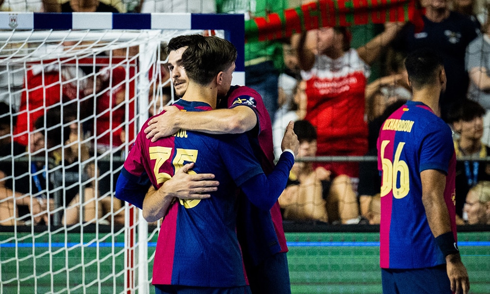 Na imagem, jogadores do Barcelona se consolando após a derrota.