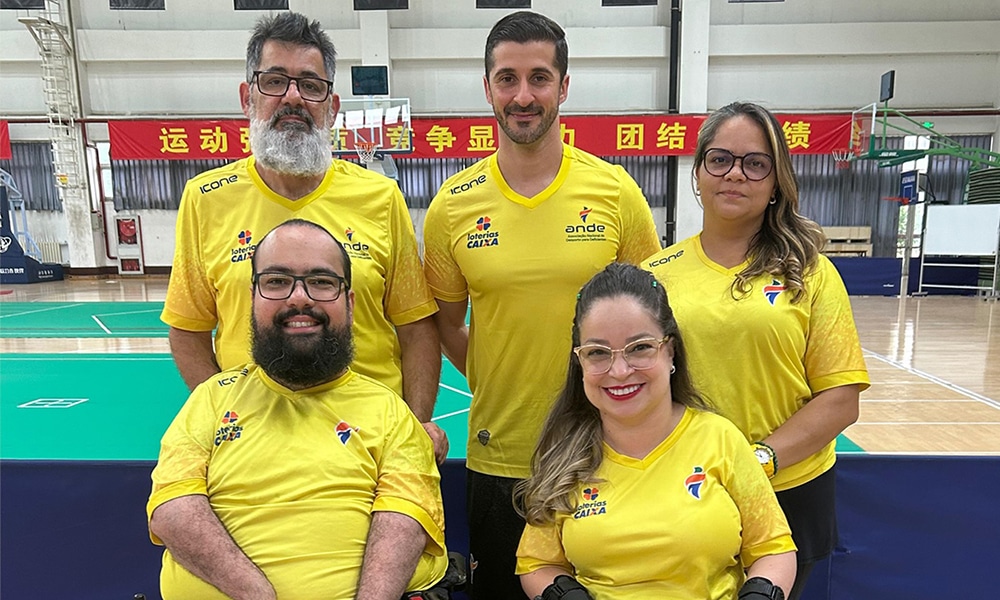 Na imagem, Evani Calado e Matheus Carvalho e a comissão técnica do Brasil.