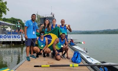 Na imagem, time do PR3 Quatro com misto do Brasil mostrando a nova medalha.