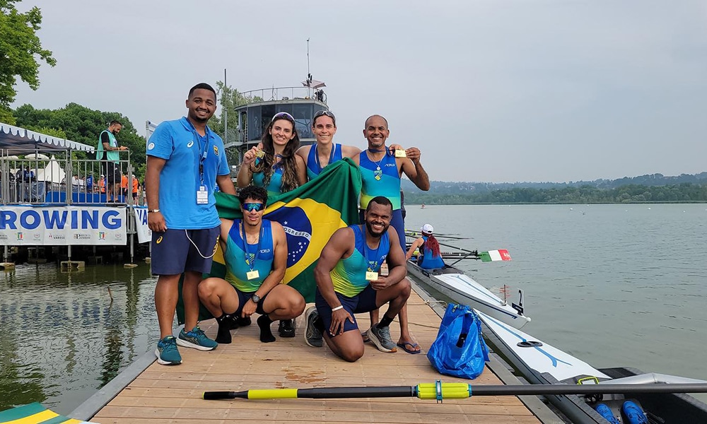 Na imagem, time do PR3 Quatro com misto do Brasil mostrando a nova medalha.