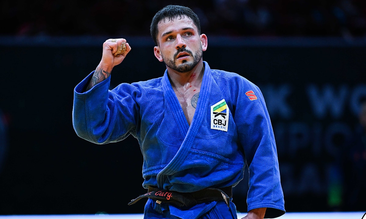 Na imagem, Daniel Cargnin comemorando retorno de um brasileiro à final do Mundial de Judô.