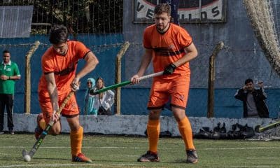 Na imagem, Bryan Froelich, jogador do Desterro, conduzindo a bola com seu taco.