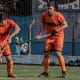 Na imagem, Bryan Froelich, jogador do Desterro, conduzindo a bola com seu taco.